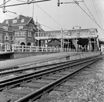857313 Gezicht op de perrons en de voetbrug van het N.S.-station Woerden te Woerden.